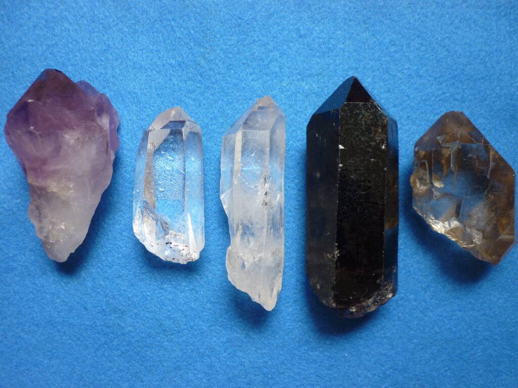 Thérapie Bioénergétique - https://suishoreikido.org/services_suisho_reikido/accompagnement-en-therapie-bioenergetique/ - Photo : Cristaux de Quartz et Améthyste - ©Suishō Reikidō® "la Voie de l'Énergie Vitale Cosmique et du Cristal"® - Franck Cohendet