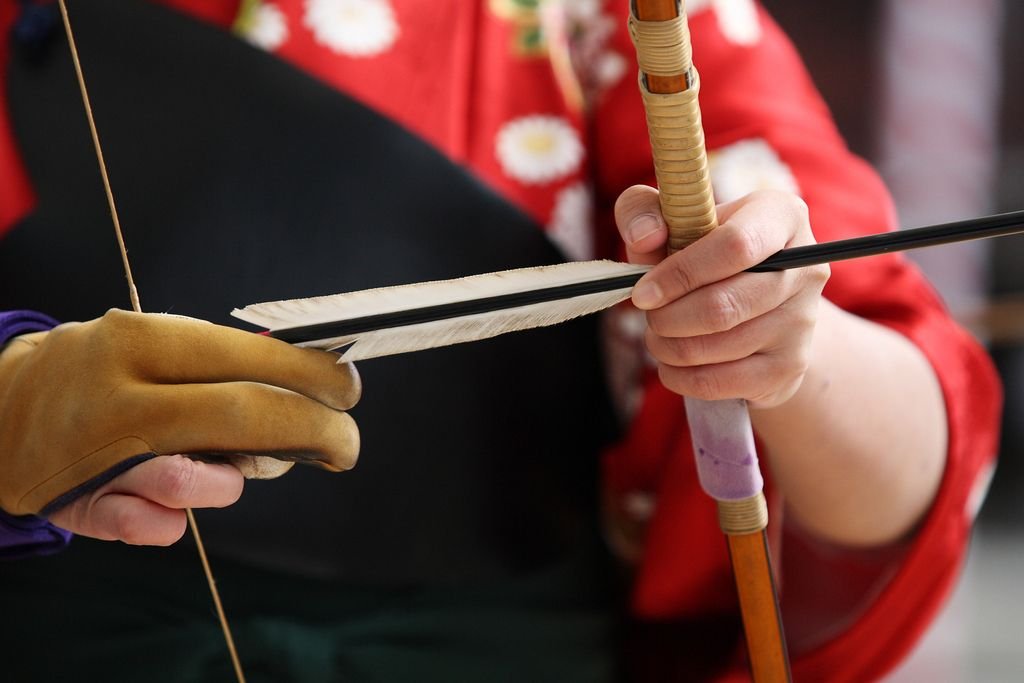 Armer l'Arc (Kyū) de la Flèche (Ya) : Kyūdō, "la Voie de l'Arc".